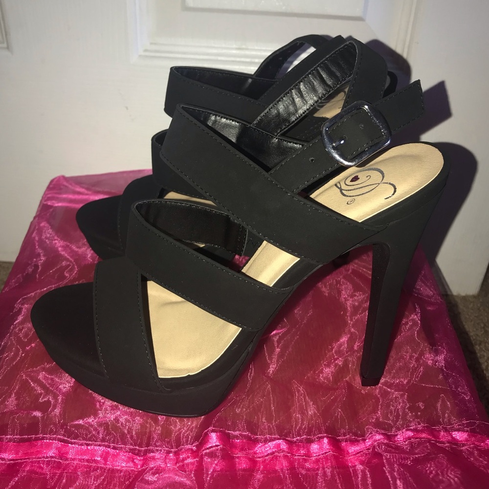 NEW NEVER WORN Strappy high heels